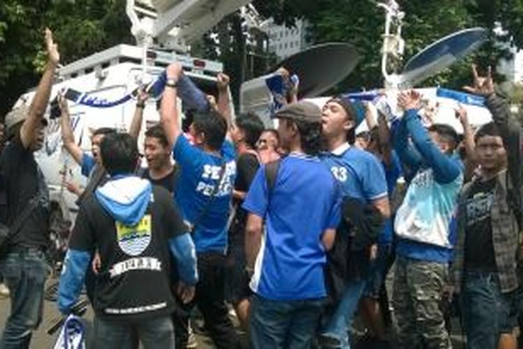 Rombongan Viking dan Bobotoh Bandung tiba di Mapolda Metro Jaya untuk pemeriksaan keamanan sebelum menuju Stadion Utama GBK untuk mendukung tim Persib dalam pertandingan final Piala Presiden 2015, Minggu (18/10/15).