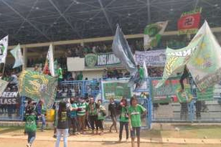 Selasa (2/8/2016), ratusan pendukung Persebaya Surabaya, Bonek tiba di Stadion Tugu, Jakarta Utara