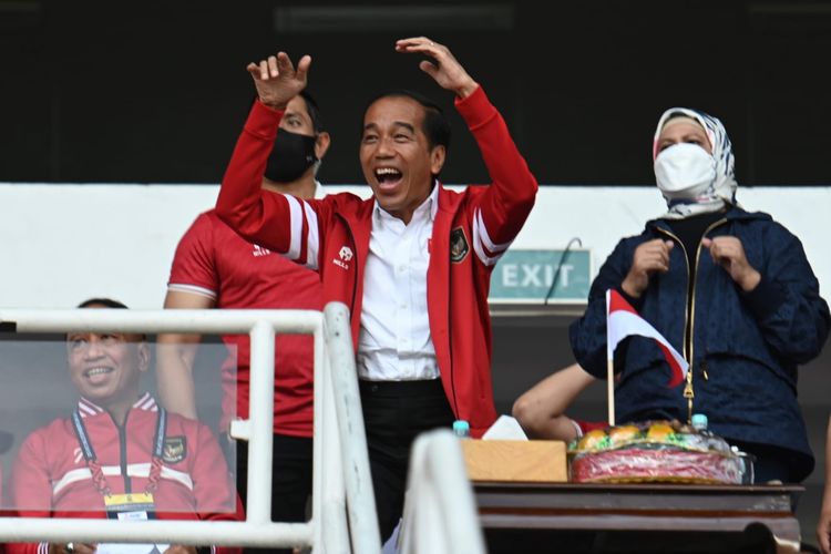 Ekspresi Presiden Joko Widodo saat menyaksikan pertandingan Piala AFF antara Indonesia dan Thailand di Stadion Utama Gelora Bung Karno, Jakarta, Kamis (29/12/2022). Terkini, Jokowi memberikan pesan kepada timnas Indonesia menjelang pertandingan semifinal Piala AFF 2022 melawan Vietnam.
