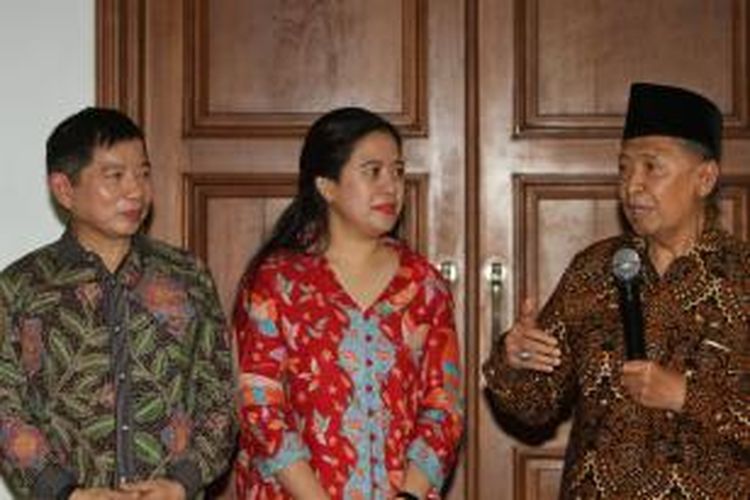 Anggota Dewan Pembina PPP Hamzah Haz (kanan) bersama Ketua Badan Pemenangan Pemilu (Bapilu) PDIP, Puan Maharani (tengah), dan Wakil Ketua Umum PPP Suharso Monoarfa menjawab pertanyaan wartawan di kediaman Ketua Umum PDIP, Megawati Soekarnoputri, Jakarta Pusat, Senin (28/4/2014). Pertemuan Hamzah Haz dan Megawati Soekarnoputri untuk silaturahmi dan menjajaki kemungkinan PPP dan PDIP berkoalisi.