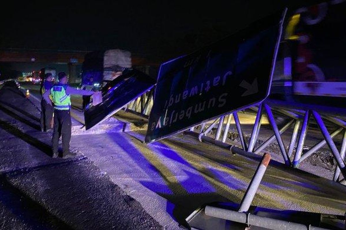 Polisi memeriksa tiang rambu pendahulu petunjuk jurusan (RPJJ) yang tertabrak bus rombongan dosen Universitas Pamulang di Tol Cipali, Kabupaten Majalengka, Jawa Barat, Rabu (24/7/2024). Kecelakaan ini menewaskan satu dosen.