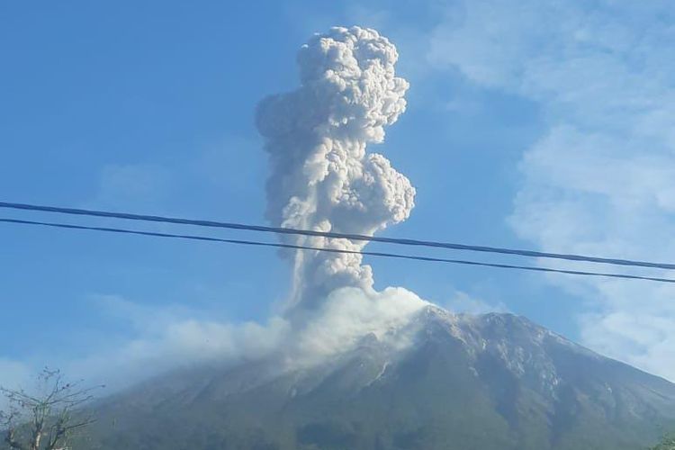 Foto : Gunung Api Ile Lewotolok di Kabupaten Lembata, NTT, kembali mengeluarkan erupsi pada Selasa (10/8/2021).