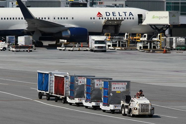 Ilustrasi pesawat milik maskapai Delta Air Lines yang terparkir di Bandara San Fransisco, California, Amerika Serikat.