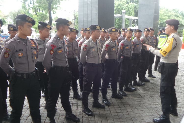 Personel polisi menjaga sidang dakwaan Setya Novanto di Pengadilan Tipikor Jakarta, Rabu (13/12/2017).