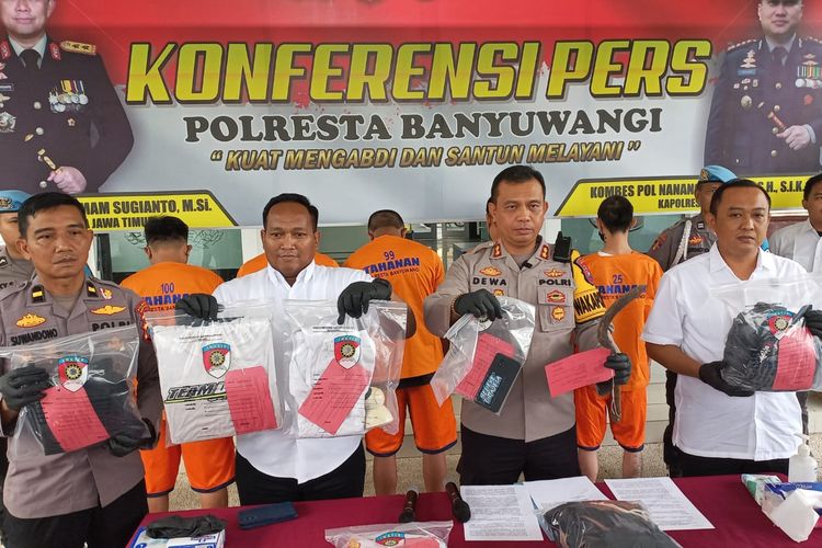 Lima orang tersangka penganiayaan terhadap AYP anggota perguruan silat di Banyuwangi saat diamankan di Polresta Banyuwangi, Rabu (24/4/2024)