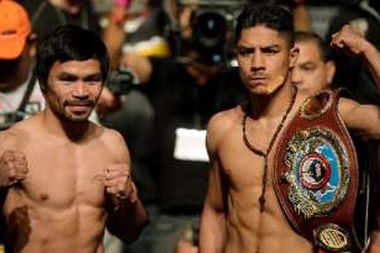 Petinju Filipina, Manny Pacquiao, berfoto bersama petinju Amerika Serikat, Jessie Vargas, dalam acara timbang badan jelang pertarungan keduanya, Jumat (4/11/2016). 