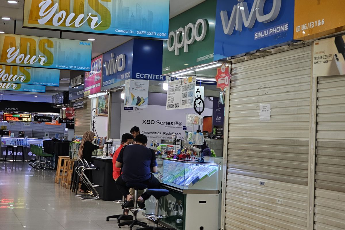 Suasana pengunjung di salah satu konter HP di e-center Supermal Karawaci, Tangerang.