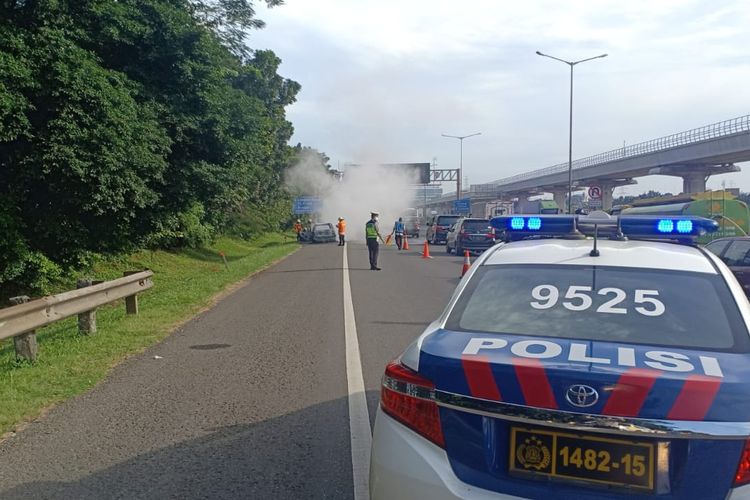 Sebuah mobil jenis Suzuki X-Over terbakar di KM 3 Tol Cikampek, Rabu (27/5/2020) pukul 07.30. 