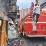 Damkar Jakarta Barat Lanjutkan Pendinginan Sisa Kebakaran di Taman Sari