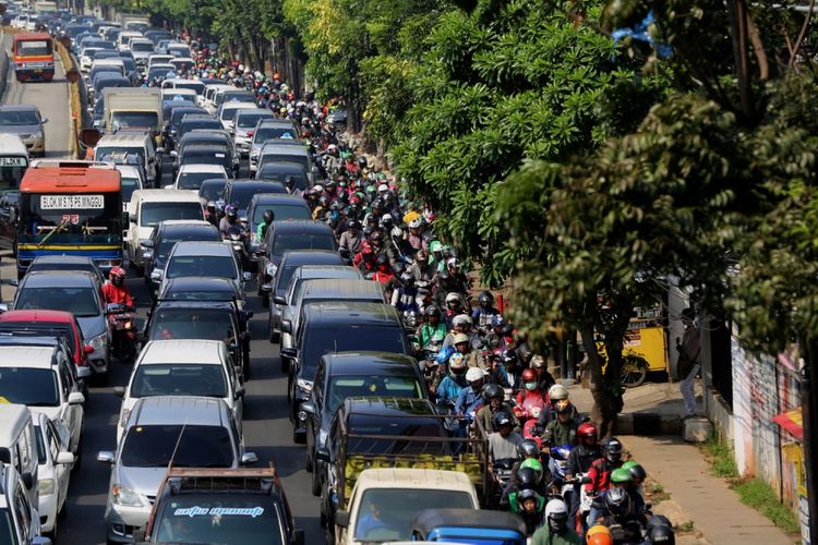 Sejumlah kendaraan terjebak kemacetan di kawasan Mampang, Jakarta Selatan, Selasa (25/7/2017). Underpass Mampang Prapatan-Kuningan akan dibangun sepanjang kurang lebih 800 meter dengan lebar 20 meter atau empat lajur jalan dan diproyeksikan dapat memperlancar arus kendaraan dari arah Mampang menuju Kuningan maupun sebaliknya. Proyek ini diperkirakan menelan biaya Rp 200 miliar.