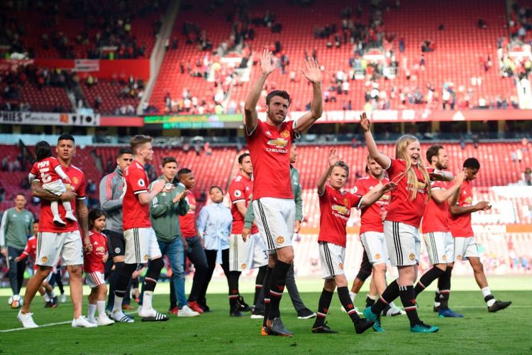 Kapten Manchester United, Michael Carrick, ucapkan salam perpisahan kepada publik Old Trafford seusai laga versus Watford, 13 Mei 2018. 