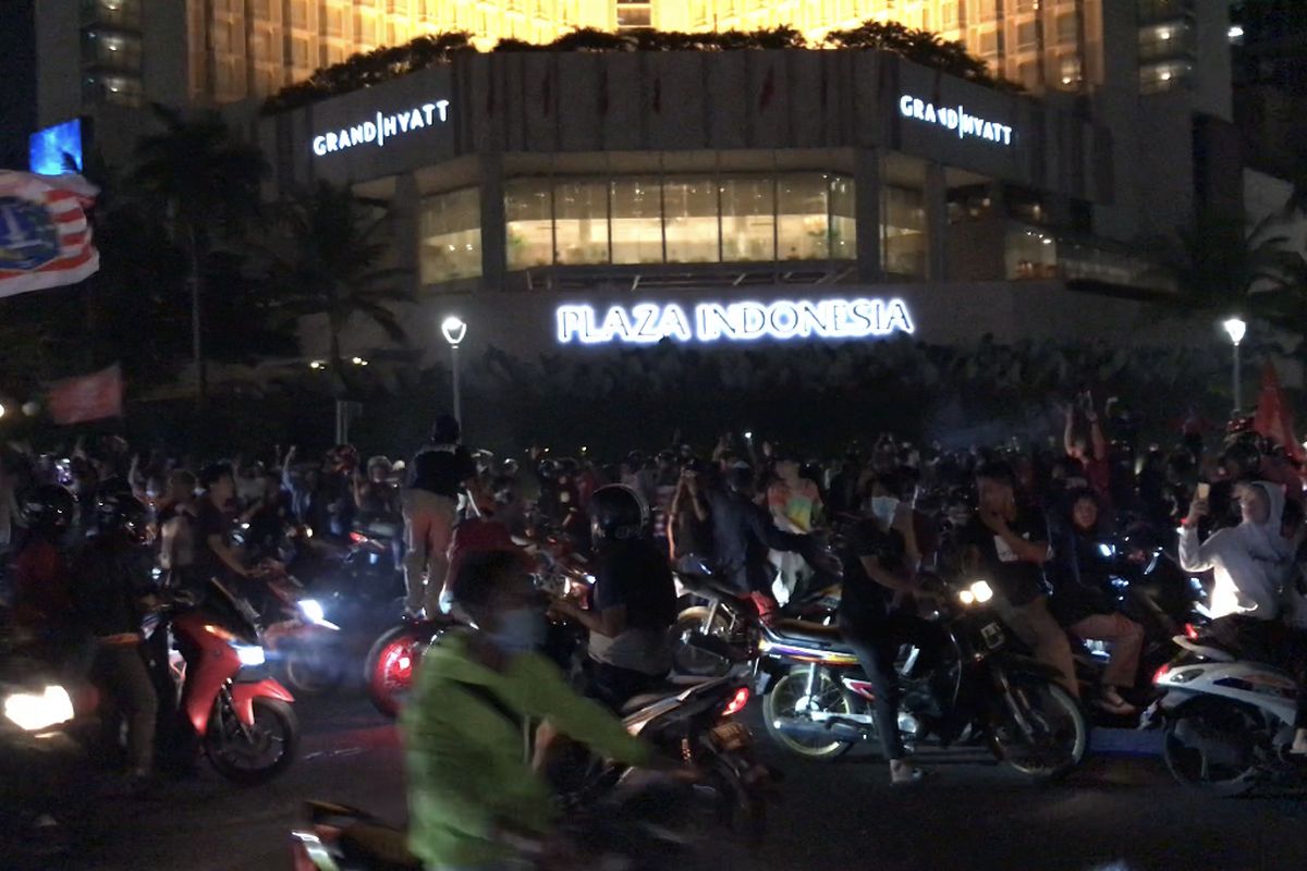 Sejumlah pendukung Persija terus berdatangan ke Bundaran Hotel Indonesia, Jakarta Pusat pada Minggu (25/4/2021) malam.