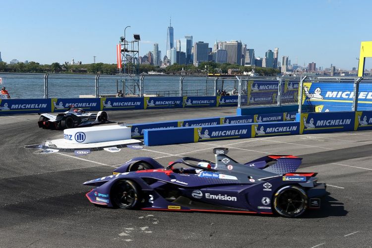 NEW YORK, NEW YORK - JULY 13: The Envision Virgin Racing Team driver Sam Bird competes during the New York E-Prix of Formula E Season 5 on July 13, 2019 in New York, USA. Cybersecurity giant Kaspersky is Official Sponsor of the Envision Virgin Racing team for the second consecutive year. Both grounded in technological innovation, Kaspersky and Envision Virgin Racing share similar vision and passion in bringing innovation to customers around the world, raising the awareness on this innovative and futuristic all-electric racing series.   Mike Stobe/Getty Images for Kaspersky/AFP (Photo by Mike Stobe / GETTY IMAGES NORTH AMERICA / Getty Images via AFP)