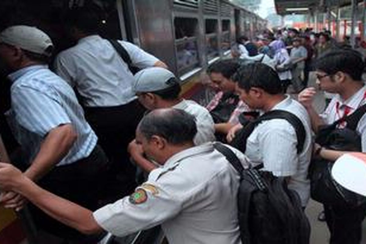 Penumpang menaiki armada  KRL Ekonomi Palmerah-Serpong di Stasiun Palmerah, Jakarta Pusat, Senin (6/5/2013). Mulai hari ini, Selasa (7/5/2013), Seluruh perjalanan KRL Ekonomi di lintas Tanah abang-Serpong dihapus dan digantikan rangkaian Commuter Line.
