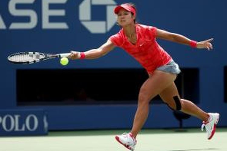 Petenis China, Li Na, melakukan pukulan forehand ke arah Laura Robson dari Inggris, saat bertemu di babak ketiga US Open, yang berlangsung di Billie Jean King National Tennis Center, New York, Jumat (30/8/2013).