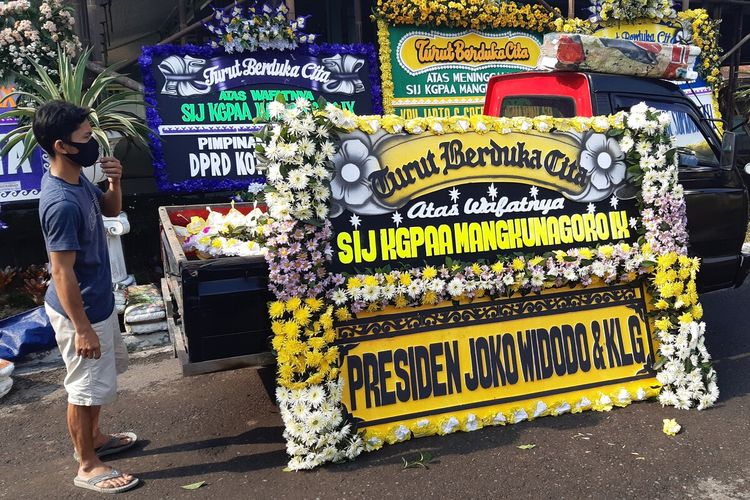 Karangan bunga ucapan duka cita dari Presiden Jokowi atas meninggalnya KGPAA Mangkunegara IX tiba di Pura Mangkunegaran Solo pada Jumat (13/8/2021).