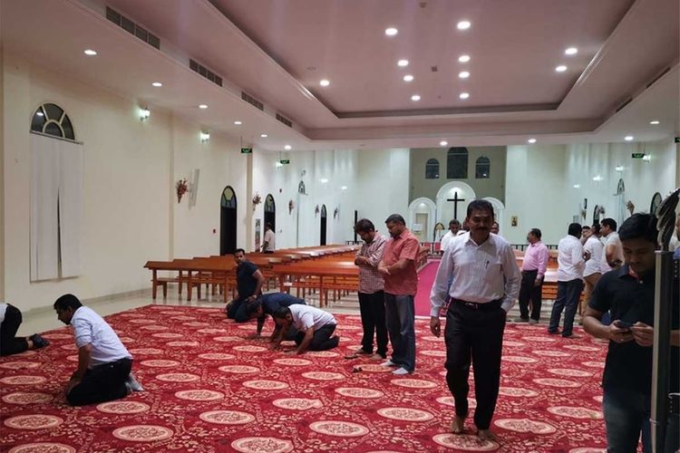 Usai berbuka puasa, peserta acara langsung menunaikan ibadah shalat di dalam gereja St Lukas, Ras Al Khaimah tempat acara digelar.
