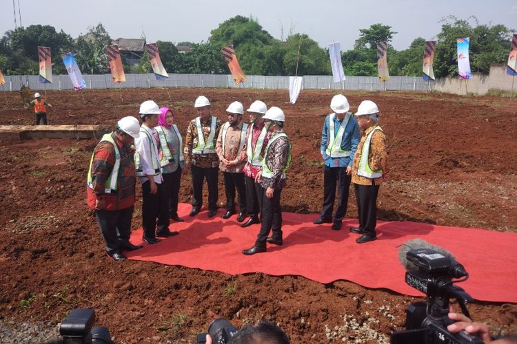 Presiden Joko Widodo (jokowi) meresmikan peletakan batu pertama pembangunan rusunami 9.000 unit di kawasan Serpong, Tangerang Selatan, Kamis (27/4/2017).