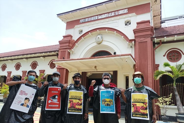 Aksi para jurnalis di Jawa Timur di PN Surabaya pada Selasa (11/1/2022)  terkait kasus penganiayaan jurnalis Nurhadi oleh oknum polisi.