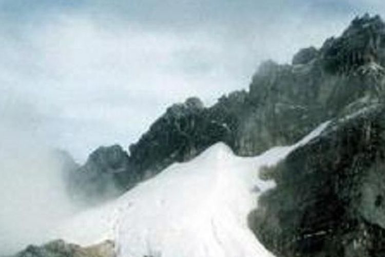 Puncak Carstensz Pegunungan Jayawijaya yang selalu bersalju