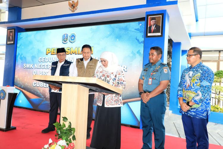 Gubernur Jawa Timur Khofifah Indar Parawansa (tengah), saat meresmikan SMKN maritim di Kecamatan Brondong, Lamongan, Jawa Timur, Sabtu (10/2/2024).