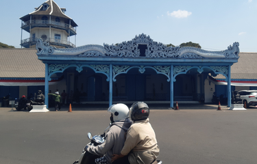 Pengendara sepeda motor melintas di halaman Keraton Solo, Jawa Tengah, Rabu (27/9/2023).