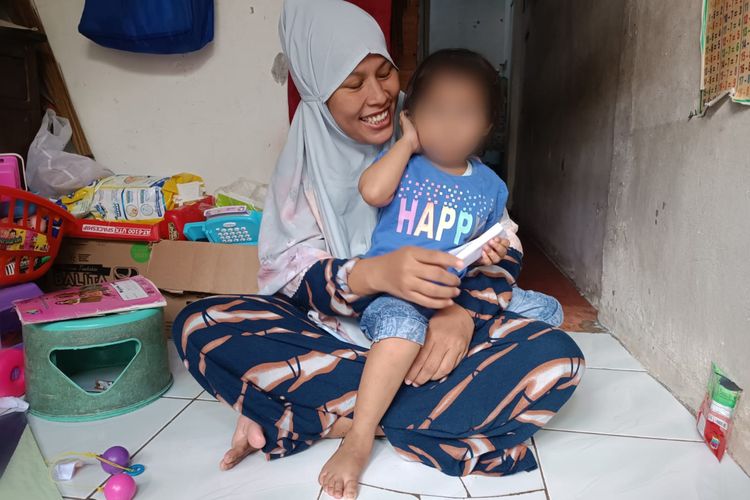 Miftah (27) dan anaknya, Khanza (4), yang dinyatakan mengidap stunting ketika ditemui di RT 09/RW 07 Jalan Haji Abdullah, Kelurahan Pondok Kelapa, Kecamatan Duren Sawit, Jakarta Timur, Selasa (11/4/2023).