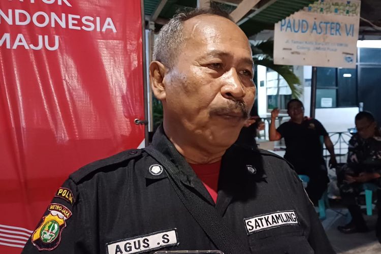 Petugas satuan keamanan keliling (satkamling) Agus Sulaiman (62) saat diwawancarai oleh Kompas.com di depan Poskamling RW 06 Kelurahan Cideng, Gambir, Jakarta Pusat, Selasa (19/9/2023).
