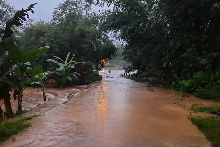 Banjir menggenango ruas jalan desa dan lahan warga di Kecamatan Jatiroto, Kabupaten Wonogiri, Jawa Tengah, Kamis (1/4/2021) setelah hujan lebat selama 1 jam melanda wilayah itu. 