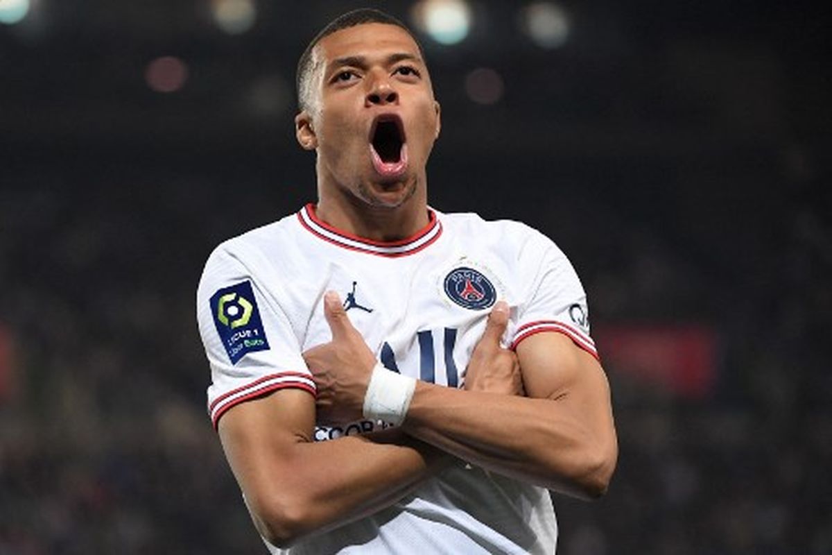 Kylian Mbappe merayakan golnya pada laga pekan ke-35 Ligue 1 Perancis yang mempertemukan Strasbourg Vs PSG di Stadion La Meinau, Sabtu (30/4/2022). Artikel ini berisi 7 pemain termahal di Piala Dunia 2022.