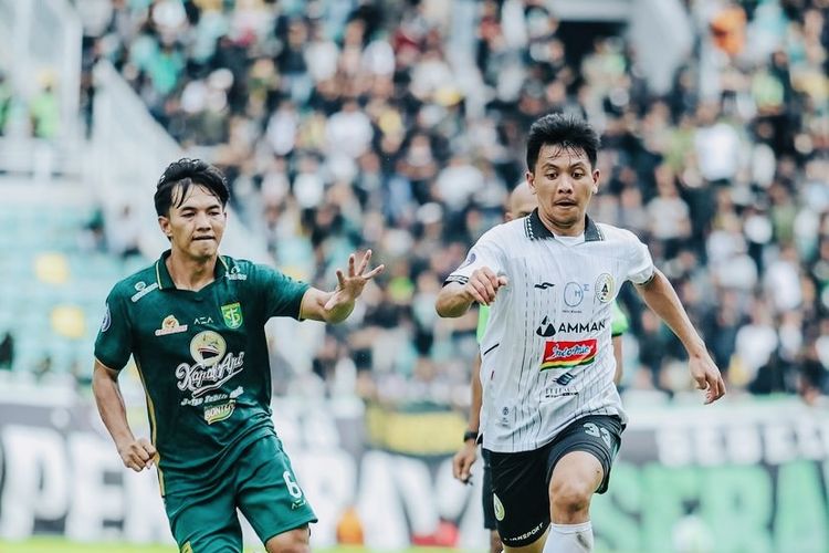 Pemain PSS Sleman Wahyudi Hamisi berhasil melewati pemain Persebaya saat laga pekan ke-27 Liga 1 2023-2024 yang berakhir dengan skor 2-1 di Stadion Gelora Bung Tomo Surabaya, Minggu (3/3/2024) sore.