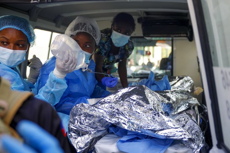 Petugas kesehatan di ambulans menurunkan seseorang yang terbakar ketika sebuah truk bensin terbalik dan meledak, di Rumah Sakit Universitas Justinien di Cap-Haitien, Haiti, Selasa, 14 Desember 2021.