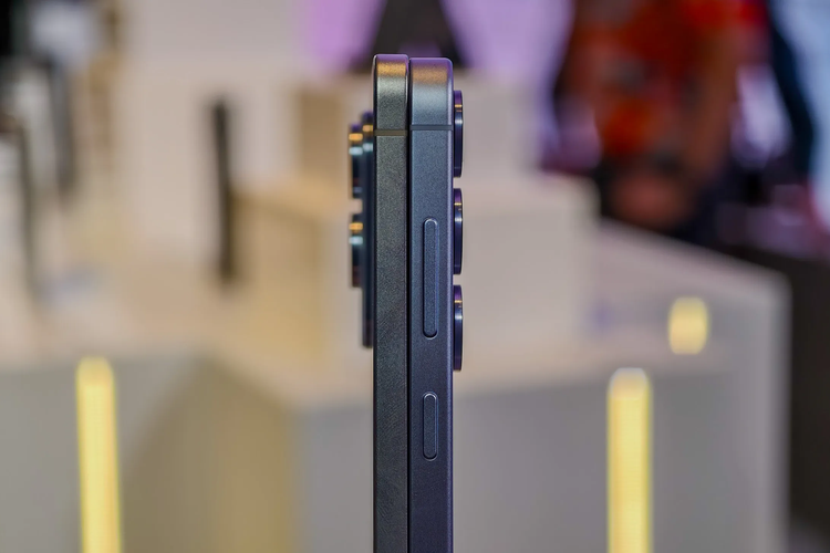 Galaxy S25 Edge dengan ketebalan 5,8 mm (kiri) disandingkan dengan Galaxy S25 Plus yang berukuran 7,3 mm (kanan). Terlihat Galaxy S25 Edge jauh lebih tipis dari Galaxy S25+, meskipun Edge jelas memiliki tonjolan kamera yang lebih besar.