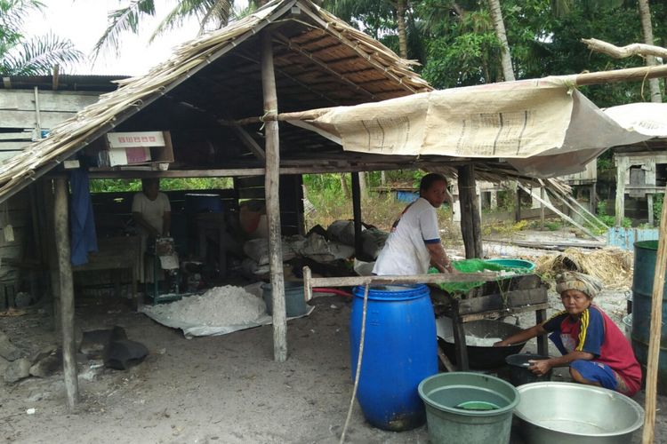Gubuk sederhana tempat usaha minyak goreng pasangan Arsyadi-Sumayati, di Desa Sabuai, Kecamatan Kumai, Kabupaten Kotawaringin Barat, diolah