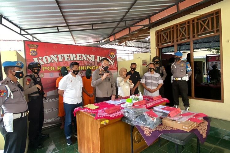 Kapolres Gunungkidul AKBP Aditya Galayudha Ferdiansyah Menerangkan Terkait Pencurian Buku Nikah di Mapolres Gunungkidul Rabu (13/10/2021)