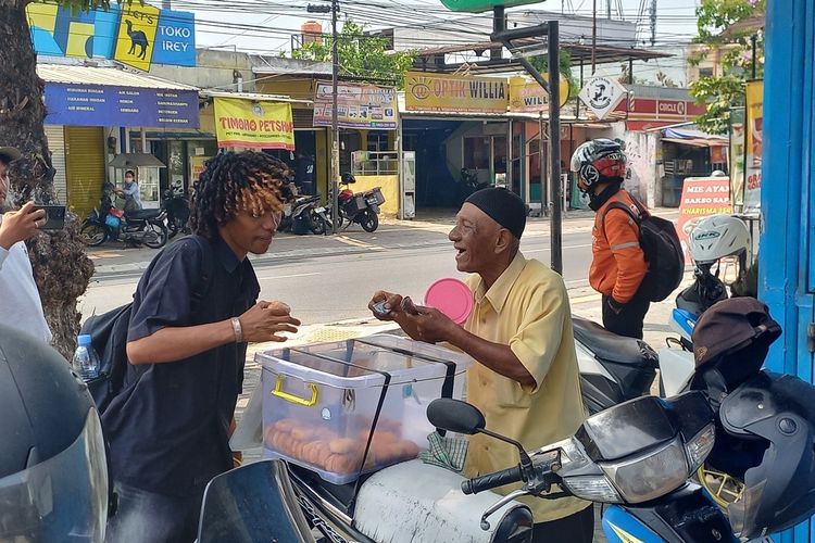 Kisah Kakek Bambang di Yogyakarta, Jual Donat Rp 2.000 di Usia 73 Tahun demi Tak Merepotkan Anak