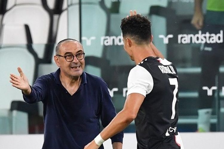 Cristiano Ronaldo menyalami pelatih Maurizio Sarri dalam laga Juventus vs Lazio pada lanjutan Liga Italia pekan ke-34 yang digelar di Stadion Allianz, Turin, 20 Juli 2020.