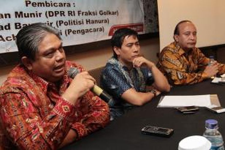 Anggota DPR Fraksi Golkar Nudirman Munir, Pengacara Achmad Rifai dan Politisi Hanura Fuad Bawazier (kiri ke kanan) menjadi pembicara dalam diskusi Lembaga Penegakan Hukum & Strategi Nasional (LPHSN) di Jakarta Pusat, Minggu (23/10/2011).  