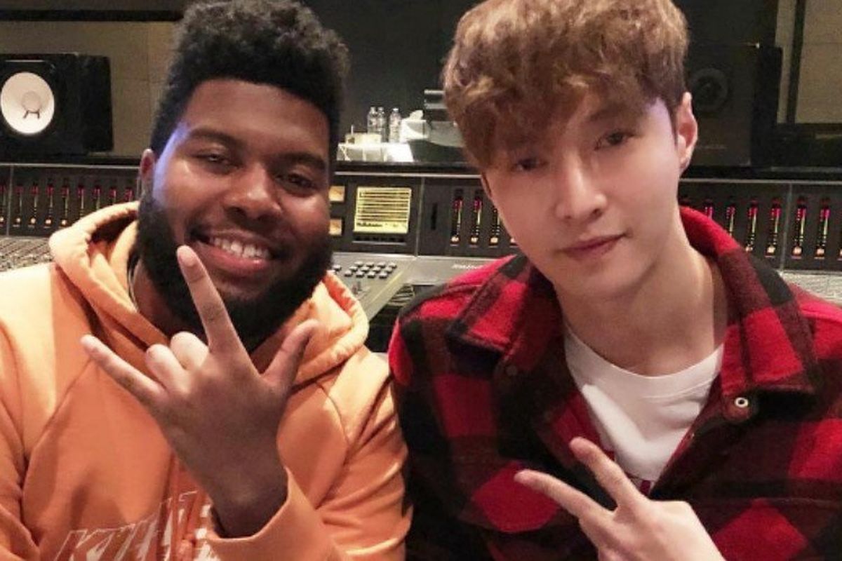 Lay (kanan), member boyband K-pop EXO, dan artis musik Khalid dari AS