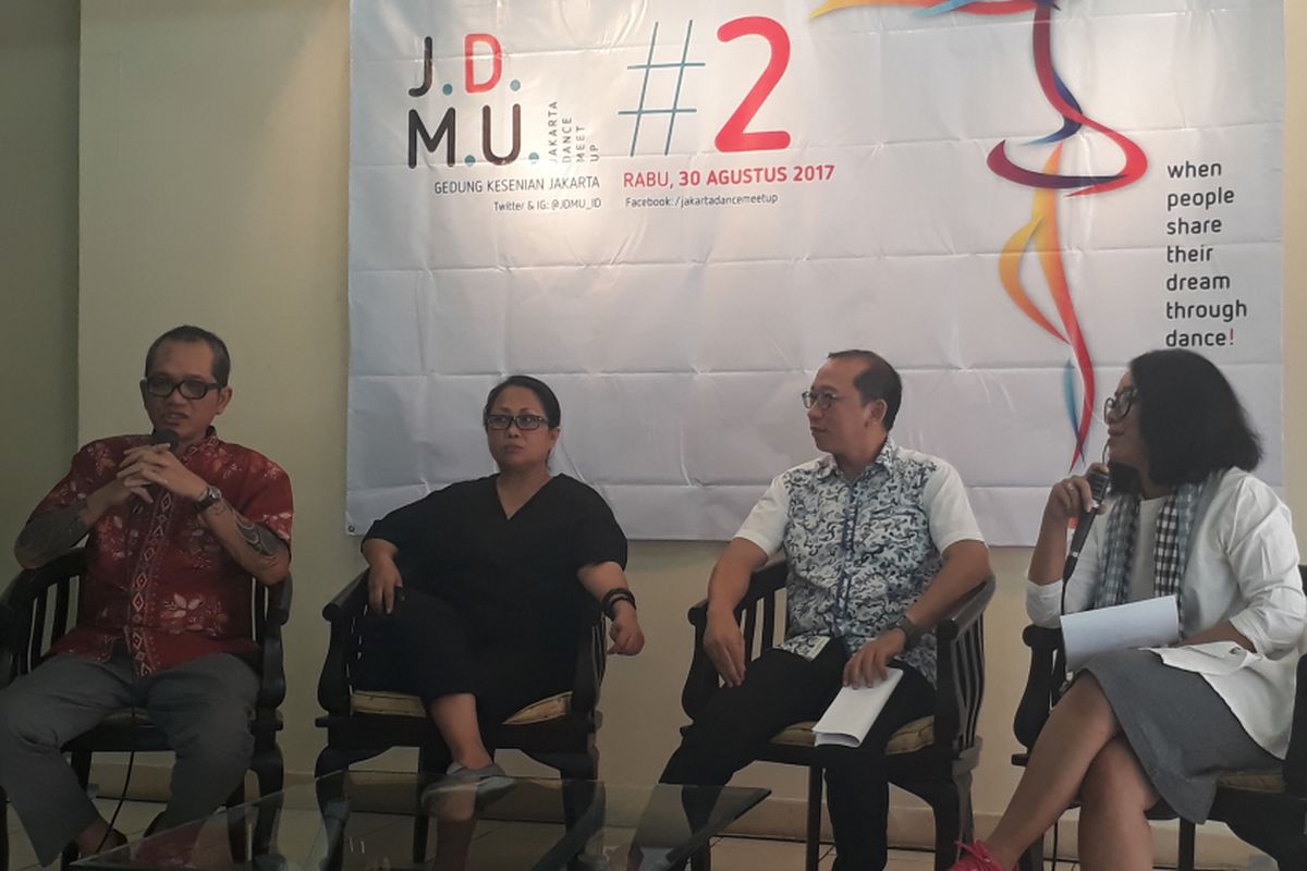 Irawan Karseno selaku Ketua Dewan Kesenian Jakarta (DKJ), Hartati selaku Komite Tari DKJ, Danang Soerjono selaku Ketua Pelaksana Jakarta Dance Meet Up #2, dan Yola Yulfianti selaku Komite Tari DKJ (dari kiri ke kanan), hadir dalam jumpa pers KOMdi Galeri Cipta III, Taman Ismail Marzuki, Jakarta Pusat, Senin (28/8/2017).