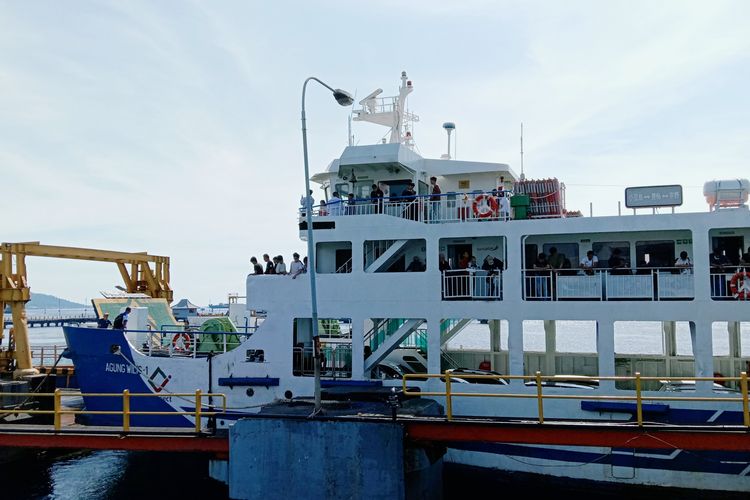 Penumpang kapal di Pelabuhan Ketapang Banyuwangi menuju ke Bali