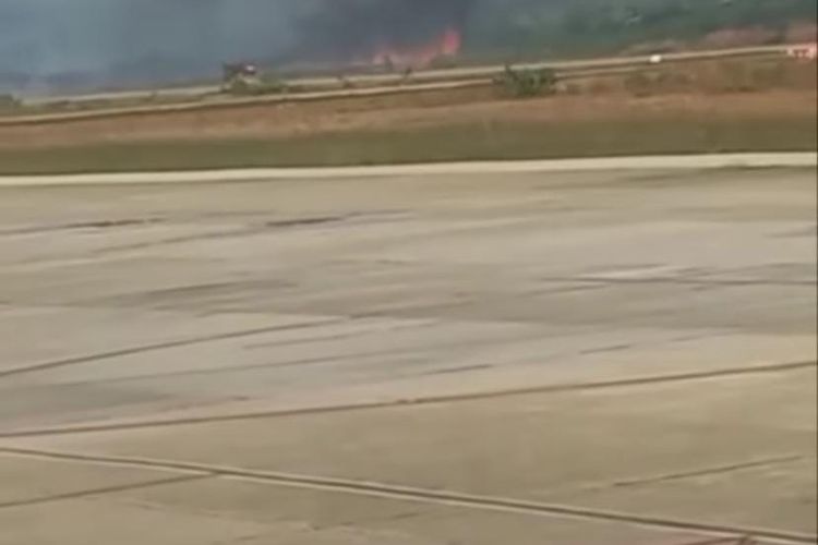 Kebakaran rumput dekat Bandara El Tari Kupang, Nusa Tenggara Timur (NTT), Kamis (16/6/2022) 