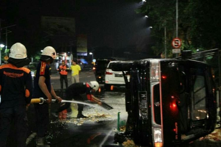 Pikap Suzuki Carry yang terguling setelah terlibat dalam kecelakaan yang terjadi di Jalan Ahmad Yani, tepatnya tak jauh dari Taman Pelangi, Surabaya pada Sabtu (23/12/2017) 