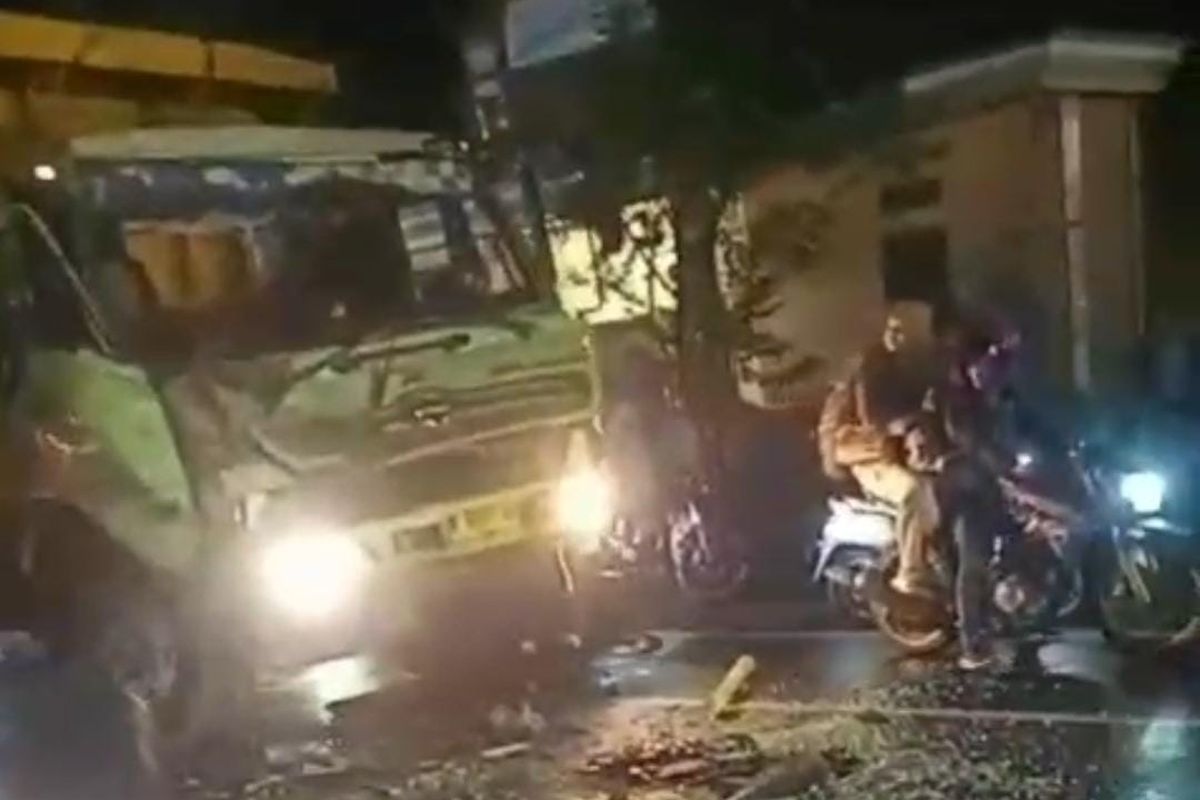 Truk trailer akhirnya terhenti di tengah jalan usai tertabrak bus yang gagal menyalip di jalur pantura Rejoso, Kabupaten Pasuruan, Jawa Timur, Rabu malam (09/04/2025) 
