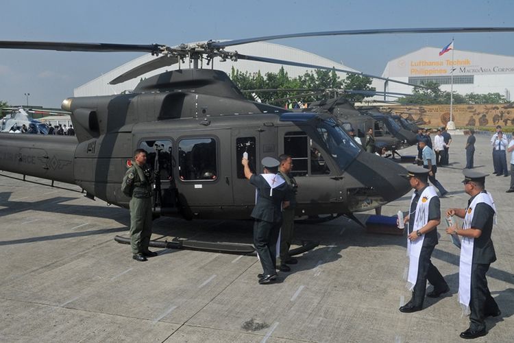 Angkatan Udara Filipina saat pemberkatan helikopter Bell 412 yang baru mereka dapatkan pada Agustus 2015 lalu.