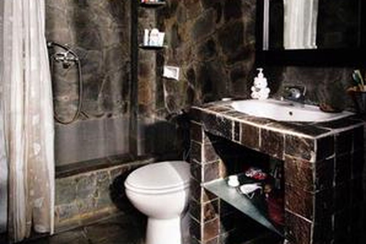 Penggunaan material-material alami dapat memberikan kesan natural. Tidak terkecuali kamar mandi. 