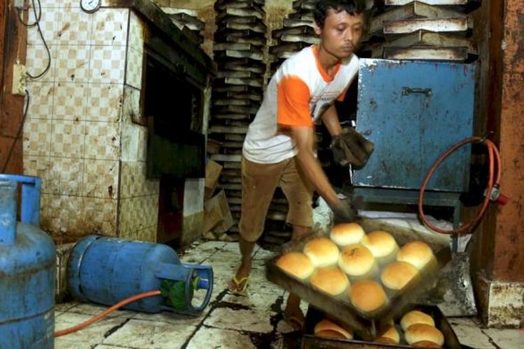 Tabung gas elpiji 12 kg digunakan usaha kecil menengah (UKM) Langgeng Sari untuk kegiatan produksi harian roti di pabrik mereka di kawasan Pejompongan, Jakarta Pusat. Akibat kenaikan harga gas ini, mereka berencana menaikkan pula harga roti dari Rp 2.000 menjai Rp 2.500. Gambar diambil Kamis (2/1/2014). 