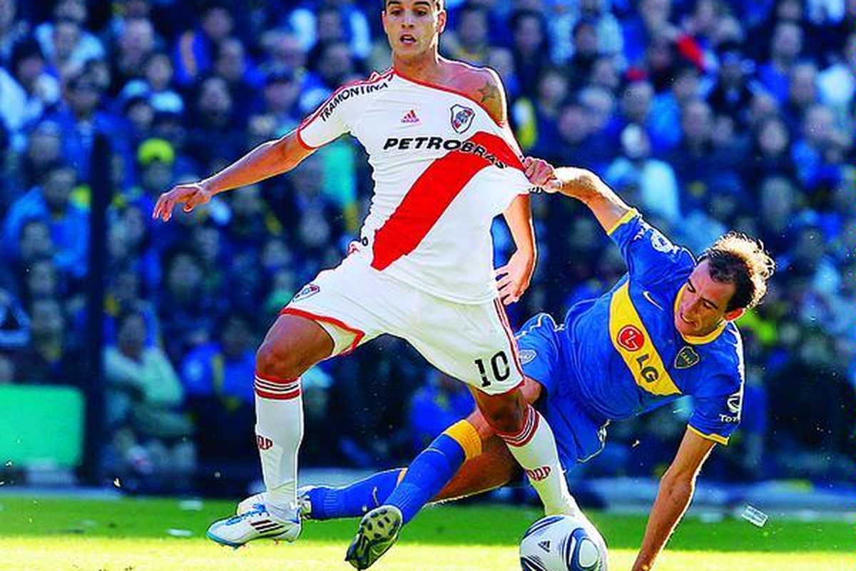 Bintang River Plate, Erik Lamela (kanan), beraksi dalam sebuah pertandingan Liga Argentina di Buenos Aires, Mei lalu. Erik Lamela digaet  klub Italia, AS Roma, dengan nilai kontrak 20 juta euro.