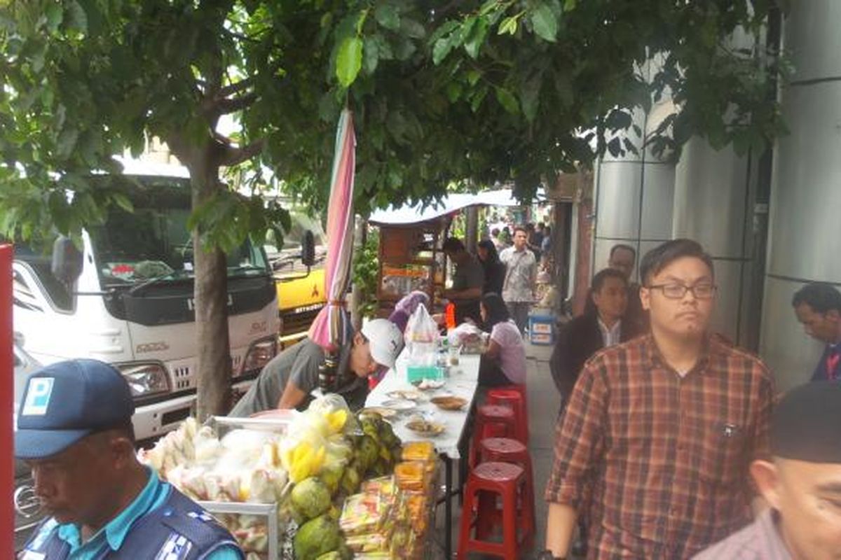 Sejumlah pekerja kantoran yang sedang menyantap makan siang di parkiran Jalan Sabang, Jakarta Pusat, Jumat (15/1/2016) siang. Situasi di jalan yang tak jauh dari kawasan Sarinah itu masih normal. Meskipun pada Kamis kemarin sempat ada aksi peledakan bom di Sarinah.