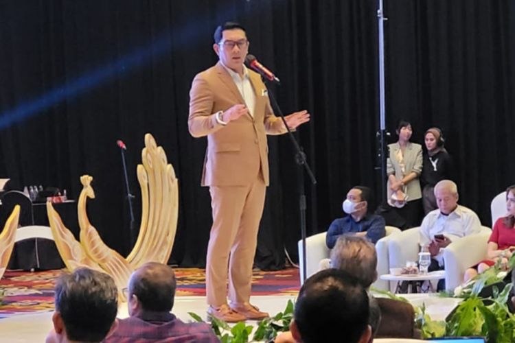 Gubernur Jawa Barat Ridwan Kamil saat menghadiri Forum Investasi Jawa Barat 2023 di The Trans Luxury Hotel, Kota Bandung, Jawa Barat, Selasa (28/2/2023).